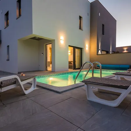 Family-friendly With Swimming Pool - 18522 Daire *