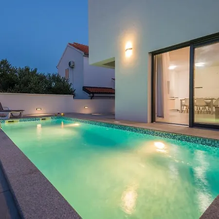Family Friendly With A Swimming Pool - 18522 *