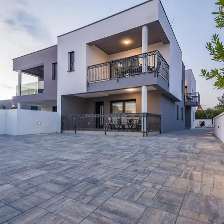 Family Friendly With A Swimming Pool - 18522