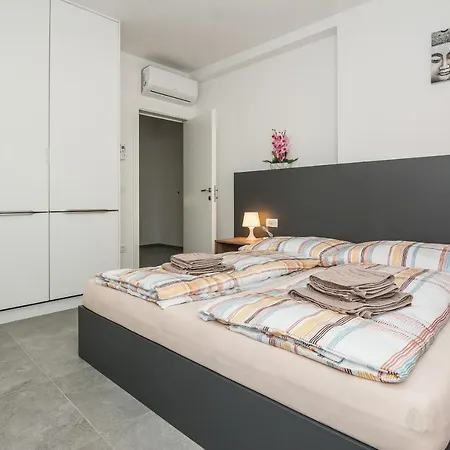 Apartment Family Friendly With A Swimming Pool - 18522 *