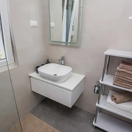 Apartment Family Friendly With A Swimming Pool - 18522