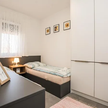 Family-friendly With Swimming Pool - 18522 Apartment