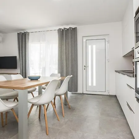 Family-friendly With Swimming Pool - 18522 Apartment *