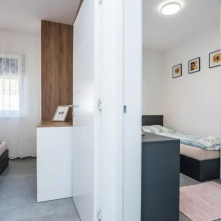 Apartment Family-friendly With Swimming Pool - 18522