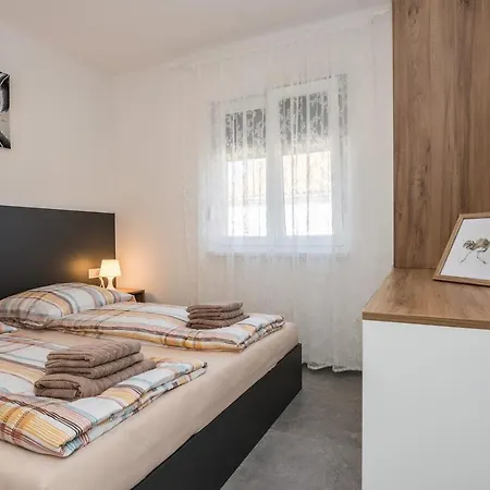 Apartment Family-friendly With Swimming Pool - 18522