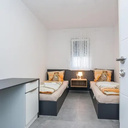 Family-friendly With Swimming Pool - 18522 Apartment Vir