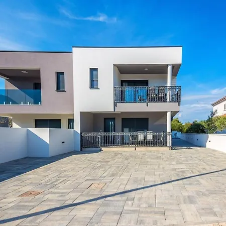 Family-friendly With Swimming Pool - 18522 Apartment *