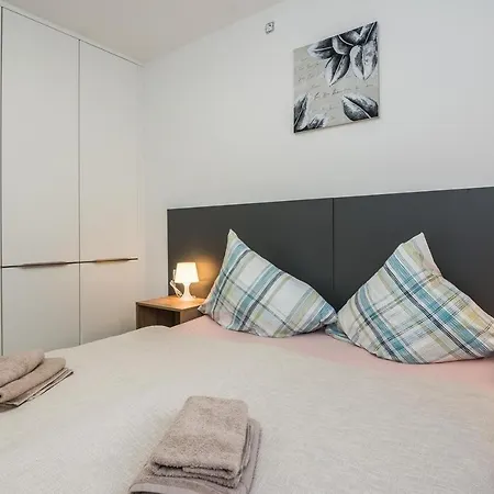 Family-friendly With Swimming Pool - 18522 Apartment Vir