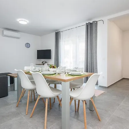 Family-friendly With Swimming Pool - 18522 * Vir